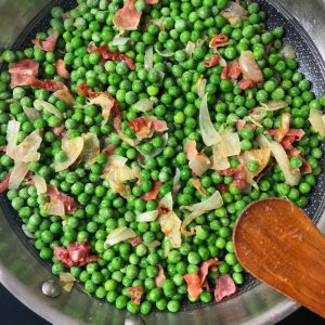 guisantes salteados con jamón y cebolla