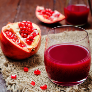 Zumo de granada natural servido en vaso de cristal
