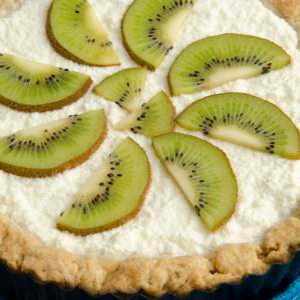 Tarta de queso casera con rodajas de kiwi verde