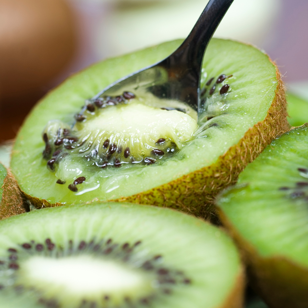 medio kiwi zespri con cuchara
