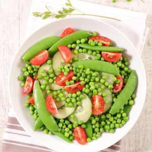 Ensalada fresca de guisantes con pepino y tomates cherrys