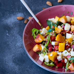 Ensalada fresca con ciruelas rojas, queso y verduras