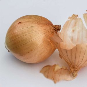 Cebolla fresca entera con piel natural lista para cocinar