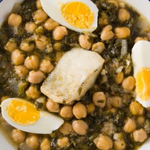 Espinacas con garbanzos acompañadas de huevo como plato casero