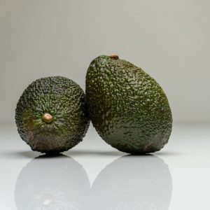 Aguacate hass enteros frescos seleccionados mano a mano