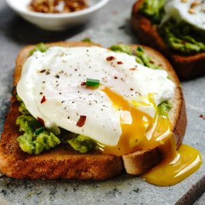 Tostada de aguacate hass con huevo poché saludable y deliciosa - disfrutaonline