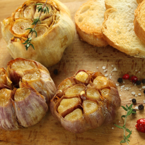 Ajo chino asado al horno con hierbas y pan tostado