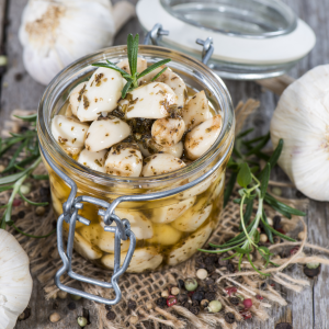 Ajos confitados en aceite con hierbas aromáticas