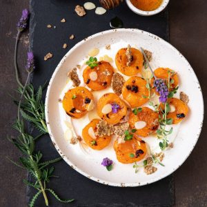 Ensalada gourmet de albaricoques frescos con hierbas aromáticas y frutos secos - disfrutaonline
