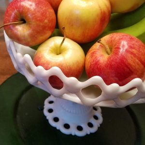 Manzanas Ambrosia frescas en un frutero listas para disfrutar