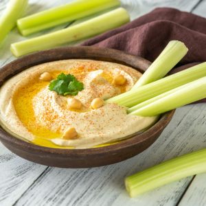 Palitos de apio fresco con hummus casero, snack saludable y ligero. disfrutaonline