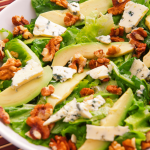 Ensalada fresca con lechuga baby, aguacate, nueces y queso azul