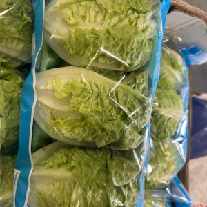 lechuga baby fresca en bandeja con 3 unidades lista para ensalada
