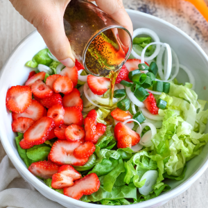 Ensalada fresca con corazones baby, fresas y aliño casero