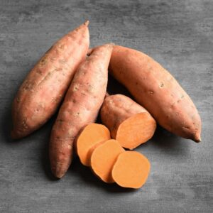 Batata o boniato fresco entero con corte interior naranja, seleccionado para DisFrutaOnline