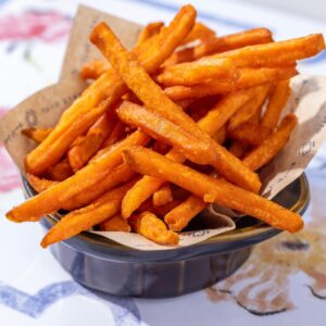 Batatas crujientes al horno servidas en cuenco, estilo patatas fritas