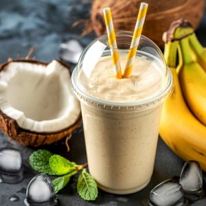 Batido saludable de fruta de temporada preparado con fruta frescas