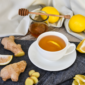 Infusión caliente con jengibre, miel y limón fresco