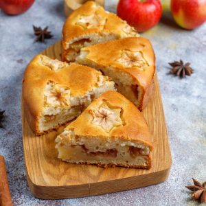 Bizcocho casero con trozos de manzana ambrosia dorada