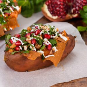 Boniato al horno relleno con granada, nueces y salsa suave