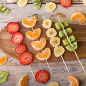 Brochetas de fruta fresca de temporada listas para servir