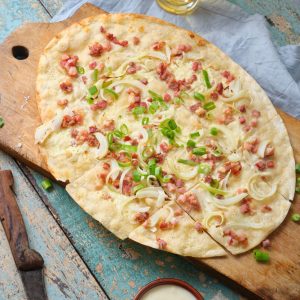 Pizza casera con cebolla dulce y queso fundido