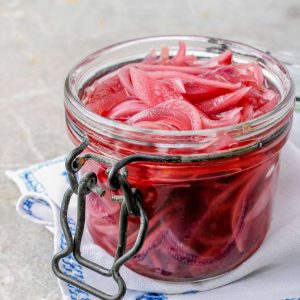 Cebolla fresca encurtida en vinagre dentro de tarro de cristal