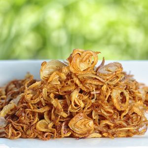 Cebolla frita crujiente elaborada con cebolla fresca natural