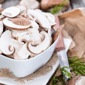 Champiñón laminado fresco en bol blanco