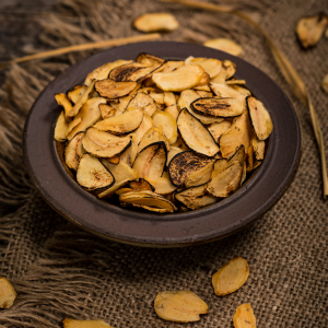 Chips de ajo crujiente en cuenco rústico