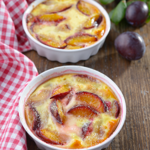 ciruela roja gratinada con yogur natural cremoso
