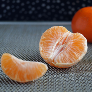 Gajos de mandarina fresca recién pelados.