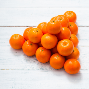 Mandarinas apiladas sobre fondo blanco natural