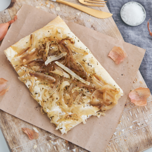 Coca salada elaborada con cebolla fresca caramelizada