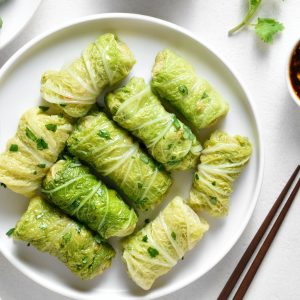 Rollitos de col fresca rellenos de verdura y carne _ receta con repollo de Disfruta Online.