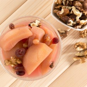 Compota casera de pera elaborada con fruta de temporada