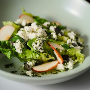 Ensalada de Ambrosia, queso y hojas verdes