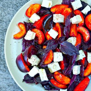 ensalada fresca con ciruela roja y queso blanco