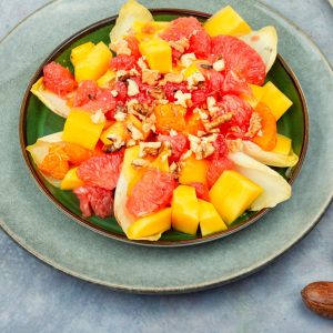 Ensalada de cítricos con fruta de temporada y frutos secos