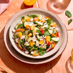 ensalada fresca con ciruela amarilla queso y vegetales