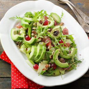Ensalada fresca con aguacate hass, fruta y frutos secos