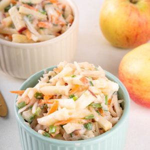 Ensalada crujiente de manzana Ambrosia, zanahoria y yogur.