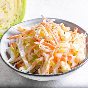 Ensalada de col blanca fresca y zanahoria tipo coleslaw