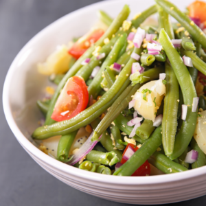Ensalada de judías verdes con tomate, cebolla morada y patata