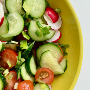 Ensalada de pepino, toamte y rabanitos