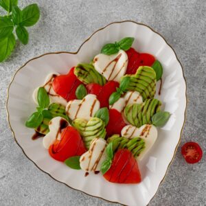 Ensalada fresca con sandía sin pepita, aguacate, mozzarella y albahaca