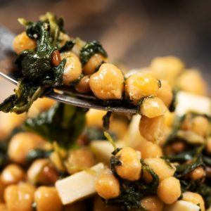 Detalle de espinacas con garbanzos cocinadas y jugosas