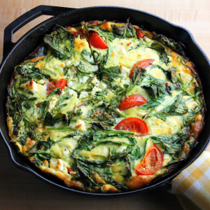 Frittata de verduras de temporada hecha con verduras frescas