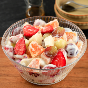 Fruta fresca de temporada con yogur natural