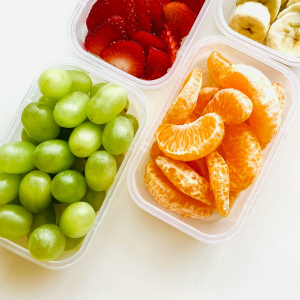 Fruta de temporada recién cortada lista para llevar